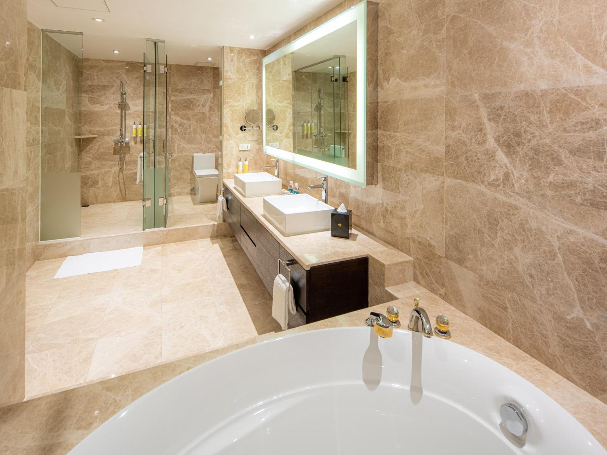 Executive Suite,1620204332:JPEG