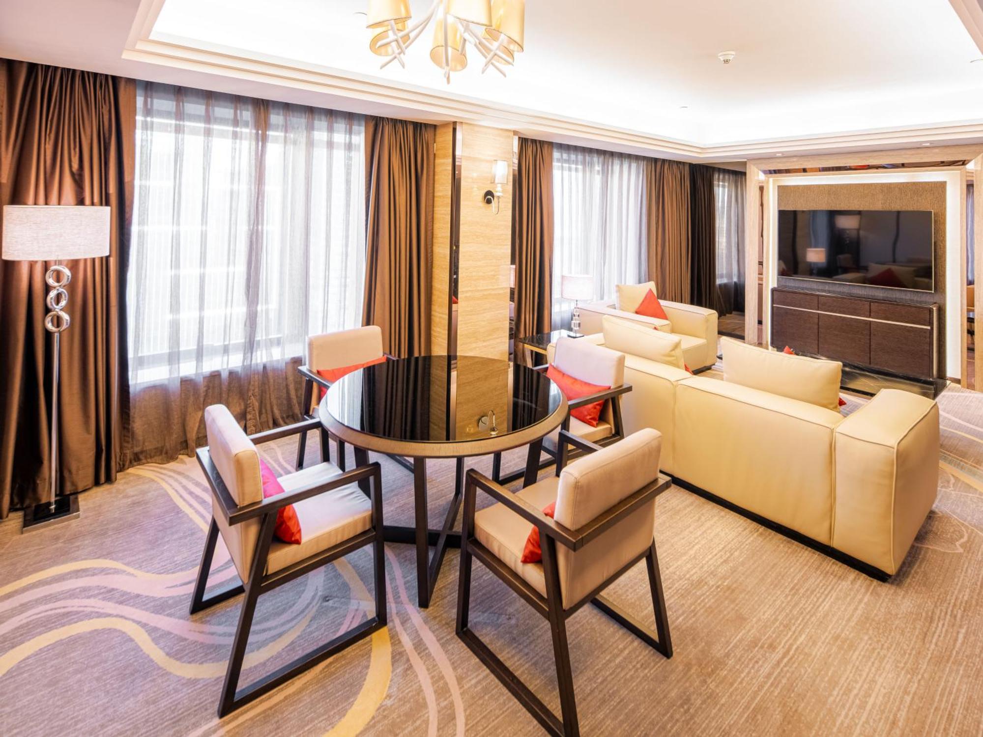 Executive Suite,1620204332:JPEG